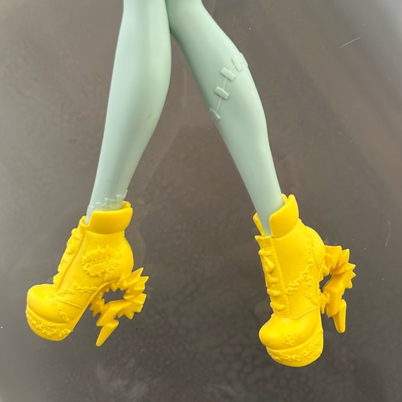 ⚡️2015 Frankie Stein from Monster High with Blue ZAAAP POW Dress & Yellow Shoes - Picture 9 of 17